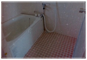 レトロな団地の浴室 (2)